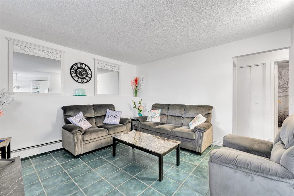 4-104 Sabrina Way Sw, Calgary, AB - Indoor Photo Showing Living Room