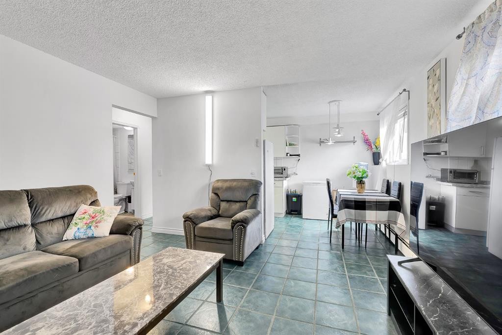 4-104 Sabrina Way Sw, Calgary, AB - Indoor Photo Showing Living Room