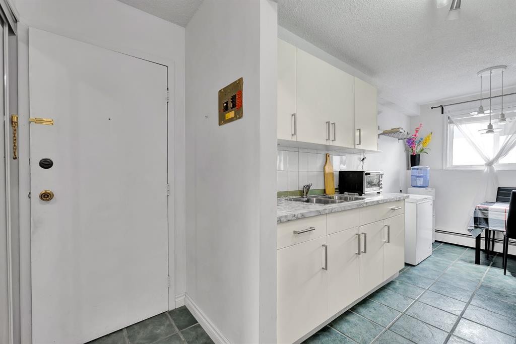 4-104 Sabrina Way Sw, Calgary, AB - Indoor Photo Showing Kitchen With Double Sink