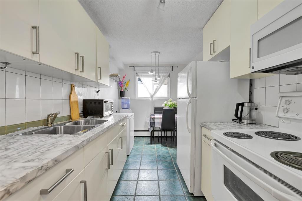 4-104 Sabrina Way Sw, Calgary, AB - Indoor Photo Showing Kitchen With Double Sink