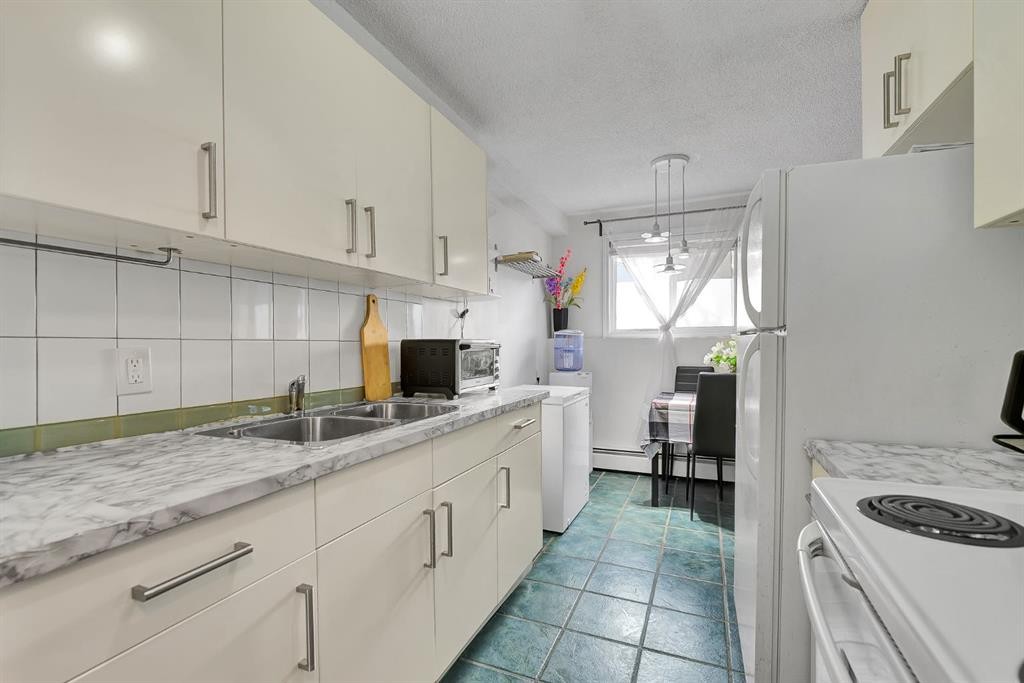 4-104 Sabrina Way Sw, Calgary, AB - Indoor Photo Showing Kitchen With Double Sink
