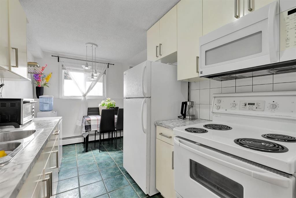 4-104 Sabrina Way Sw, Calgary, AB - Indoor Photo Showing Kitchen