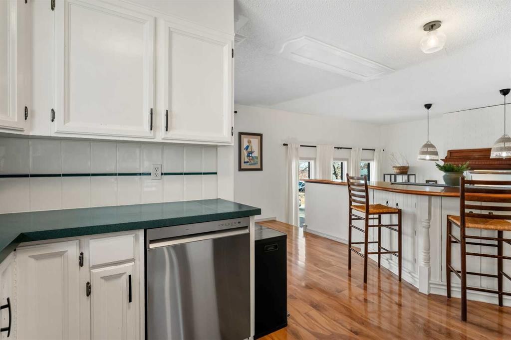51 Berwick Hill Nw, Calgary, AB - Indoor Photo Showing Kitchen