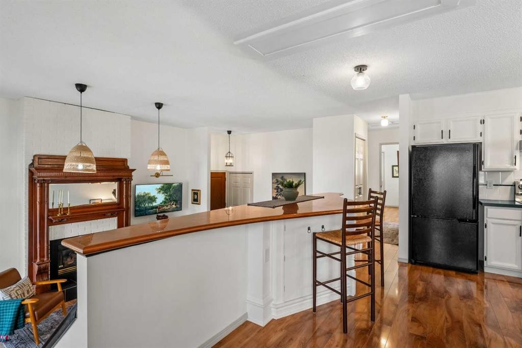 51 Berwick Hill Nw, Calgary, AB - Indoor Photo Showing Kitchen