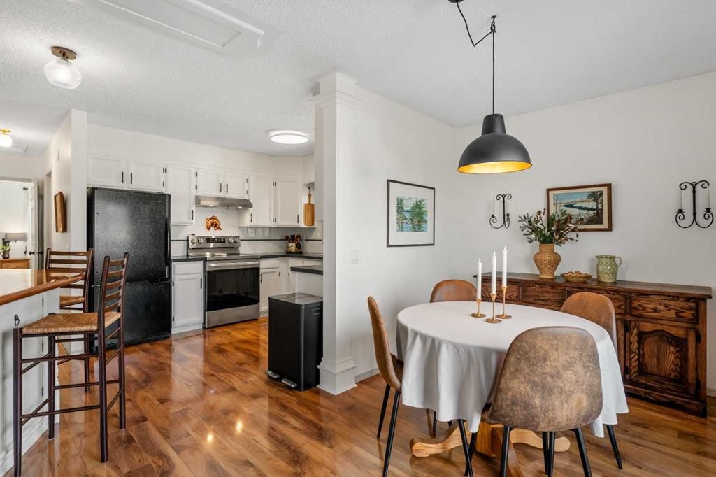 51 Berwick Hill Nw, Calgary, AB - Indoor Photo Showing Dining Room