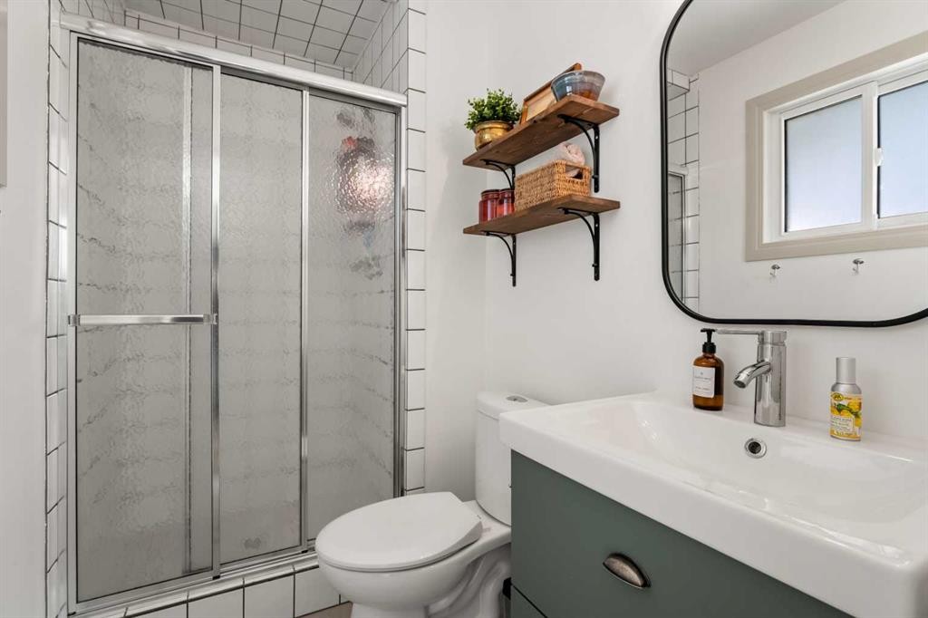 51 Berwick Hill Nw, Calgary, AB - Indoor Photo Showing Bathroom