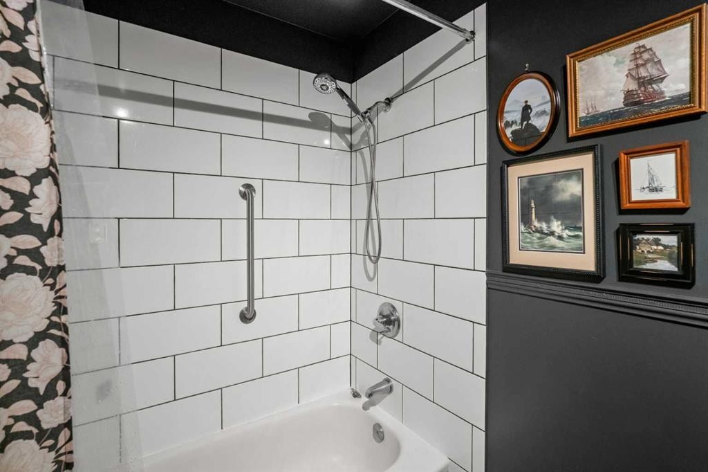 51 Berwick Hill Nw, Calgary, AB - Indoor Photo Showing Bathroom