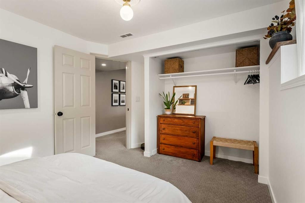 51 Berwick Hill Nw, Calgary, AB - Indoor Photo Showing Bedroom