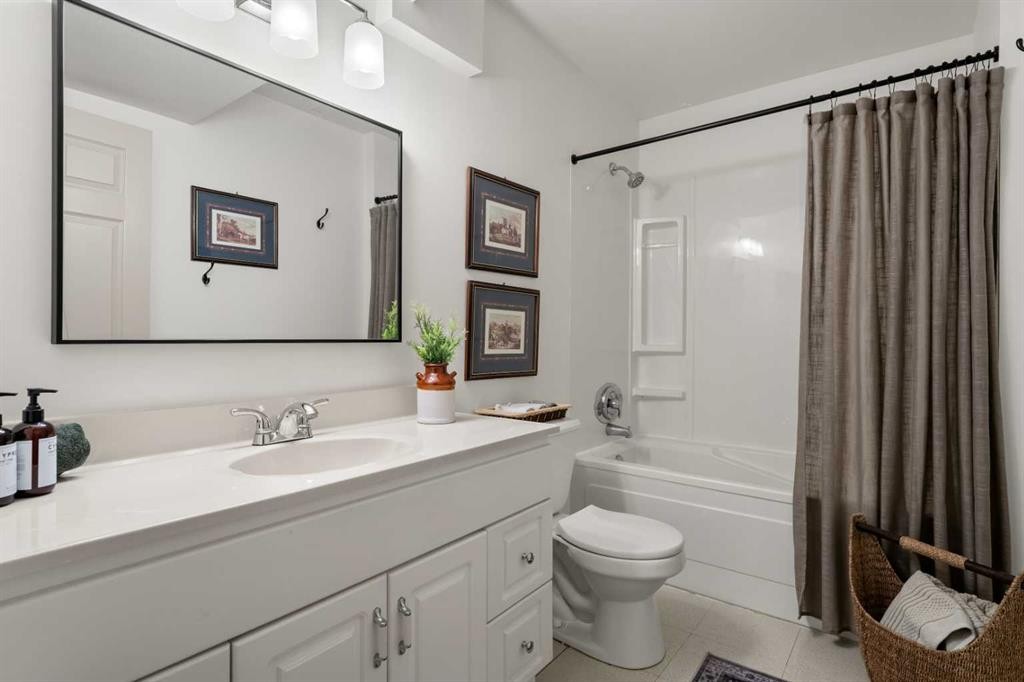 51 Berwick Hill Nw, Calgary, AB - Indoor Photo Showing Bathroom
