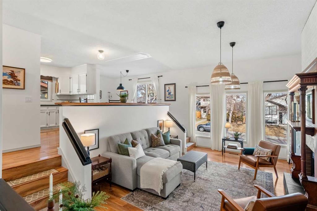 51 Berwick Hill Nw, Calgary, AB - Indoor Photo Showing Living Room