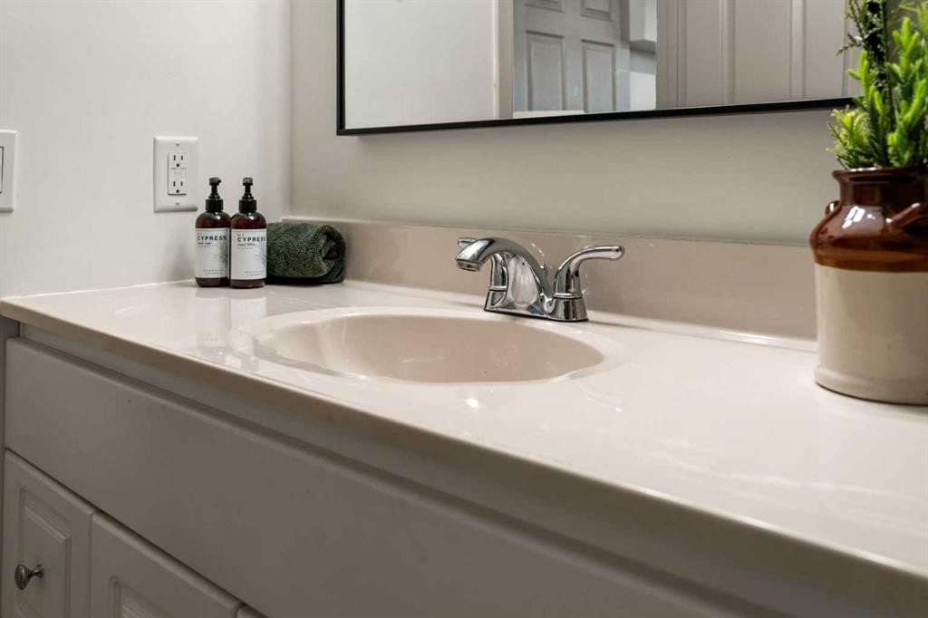 51 Berwick Hill Nw, Calgary, AB - Indoor Photo Showing Bathroom