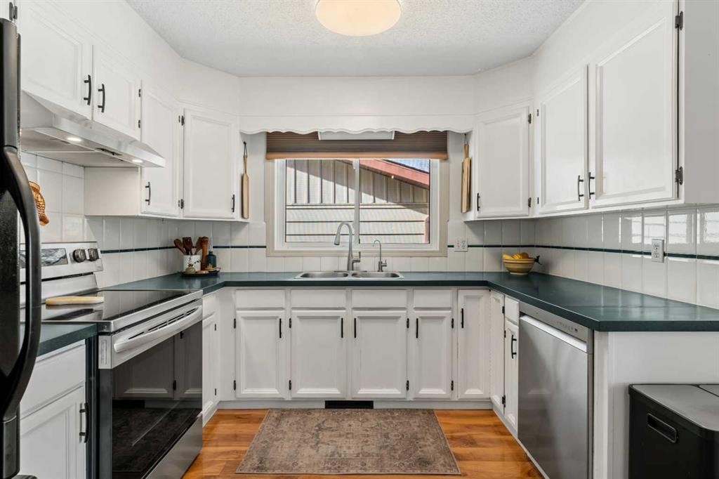 51 Berwick Hill Nw, Calgary, AB - Indoor Photo Showing Kitchen With Double Sink
