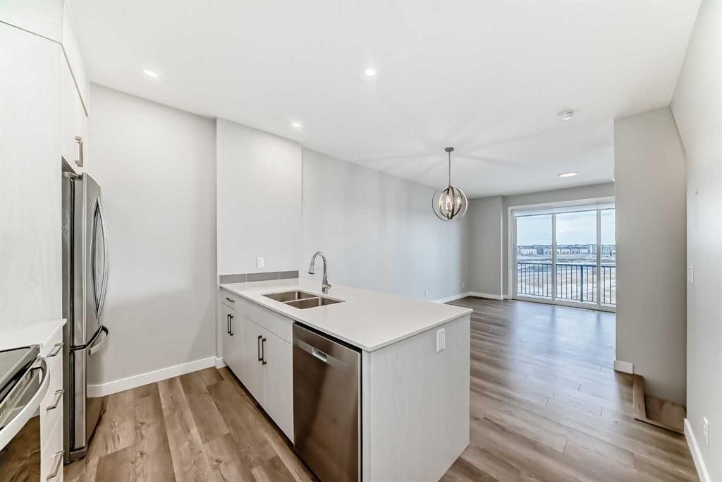 112 Evanscrest Square Nw, Calgary, AB - Indoor Photo Showing Kitchen With Double Sink With Upgraded Kitchen