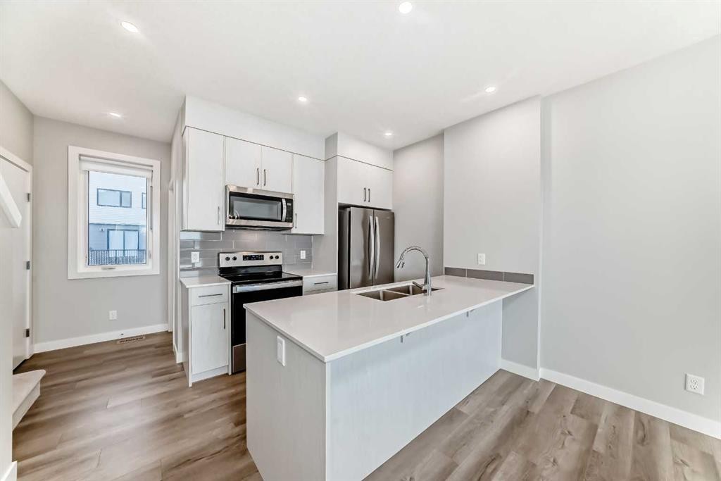 112 Evanscrest Square Nw, Calgary, AB - Indoor Photo Showing Kitchen With Double Sink With Upgraded Kitchen
