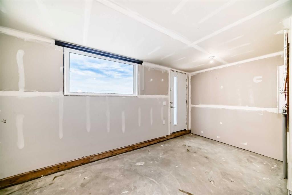 112 Evanscrest Square Nw, Calgary, AB - Indoor Photo Showing Garage