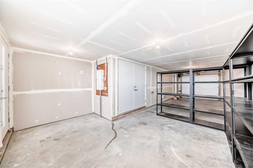 112 Evanscrest Square Nw, Calgary, AB - Indoor Photo Showing Garage