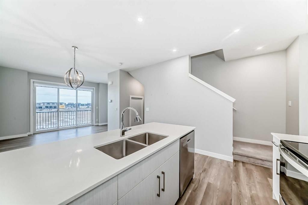 112 Evanscrest Square Nw, Calgary, AB - Indoor Photo Showing Kitchen With Double Sink