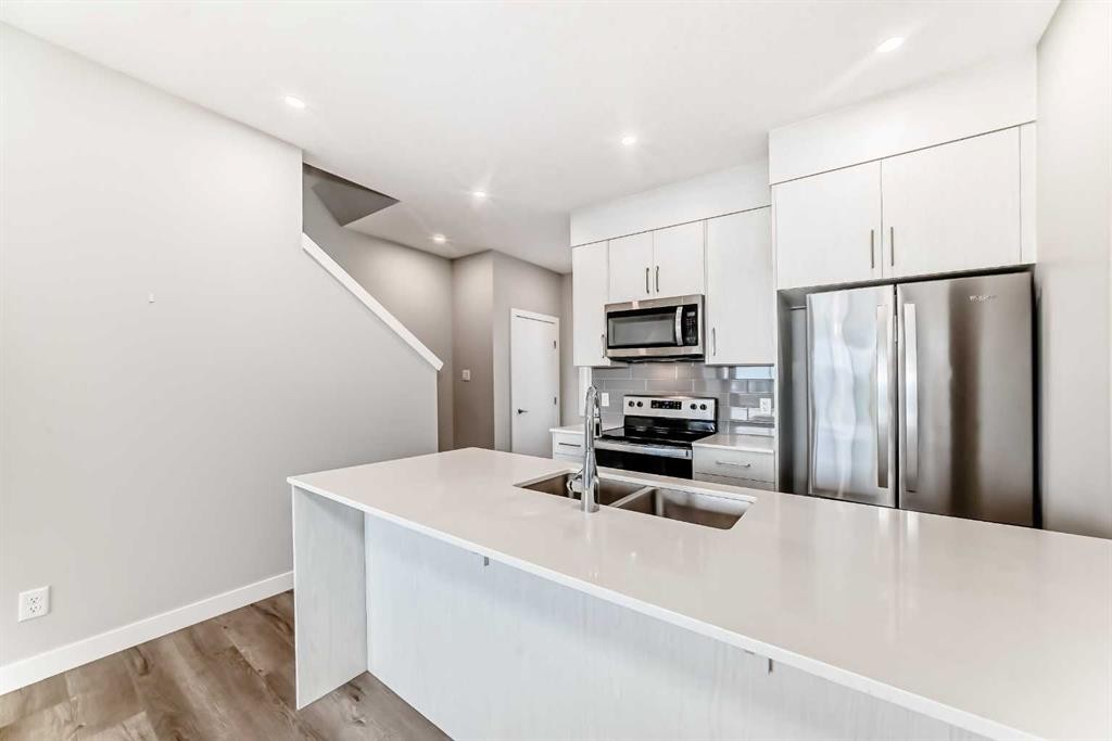 112 Evanscrest Square Nw, Calgary, AB - Indoor Photo Showing Kitchen With Double Sink With Upgraded Kitchen