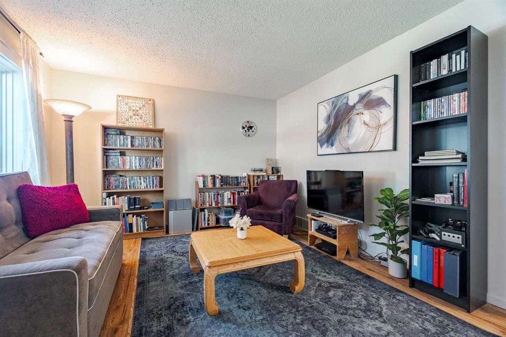 6507 34 Avenue Nw, Calgary, AB - Indoor Photo Showing Living Room