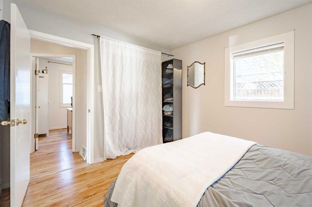 6507 34 Avenue Nw, Calgary, AB - Indoor Photo Showing Bedroom
