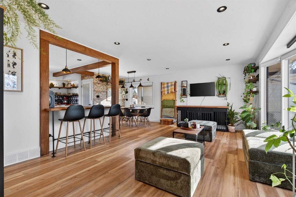 2155 Mackid Crescent Ne, Calgary, AB - Indoor Photo Showing Living Room