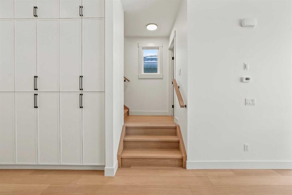 2421 25 Avenue Nw, Calgary, AB - Indoor Photo Showing Other Room