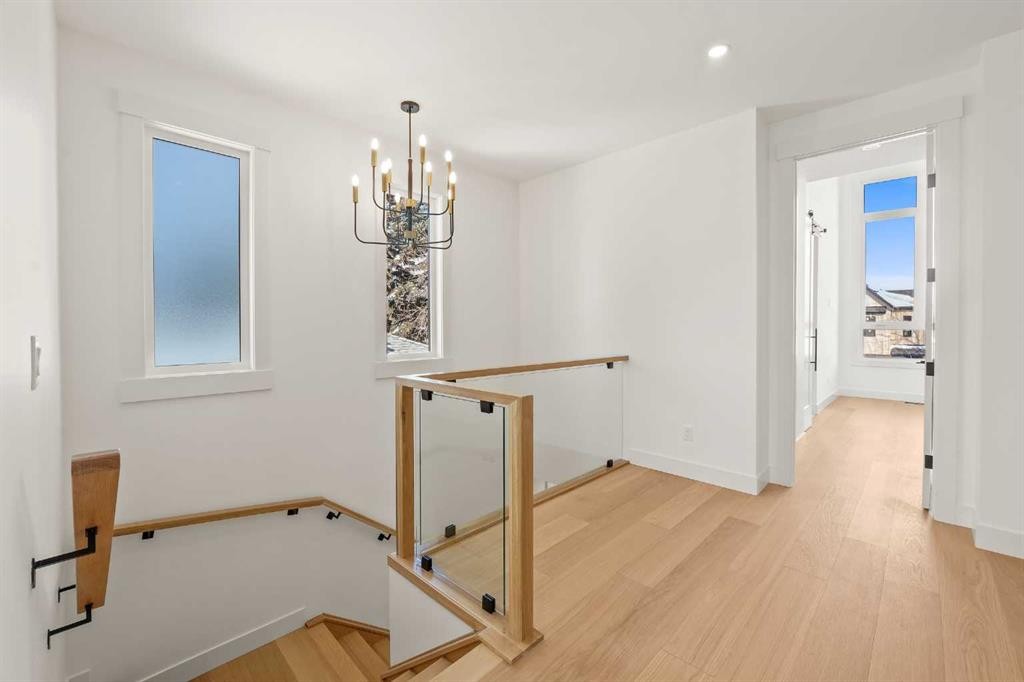 2421 25 Avenue Nw, Calgary, AB - Indoor Photo Showing Other Room