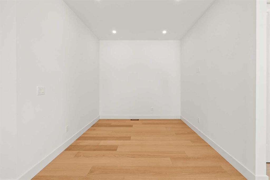 2421 25 Avenue Nw, Calgary, AB - Indoor Photo Showing Other Room