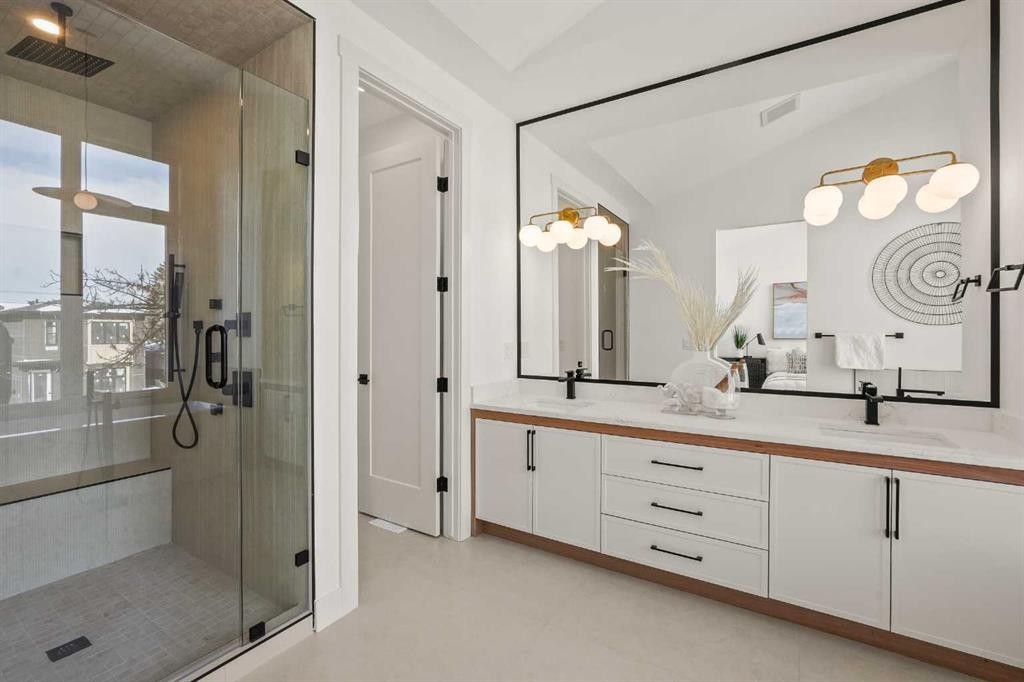 2421 25 Avenue Nw, Calgary, AB - Indoor Photo Showing Bathroom