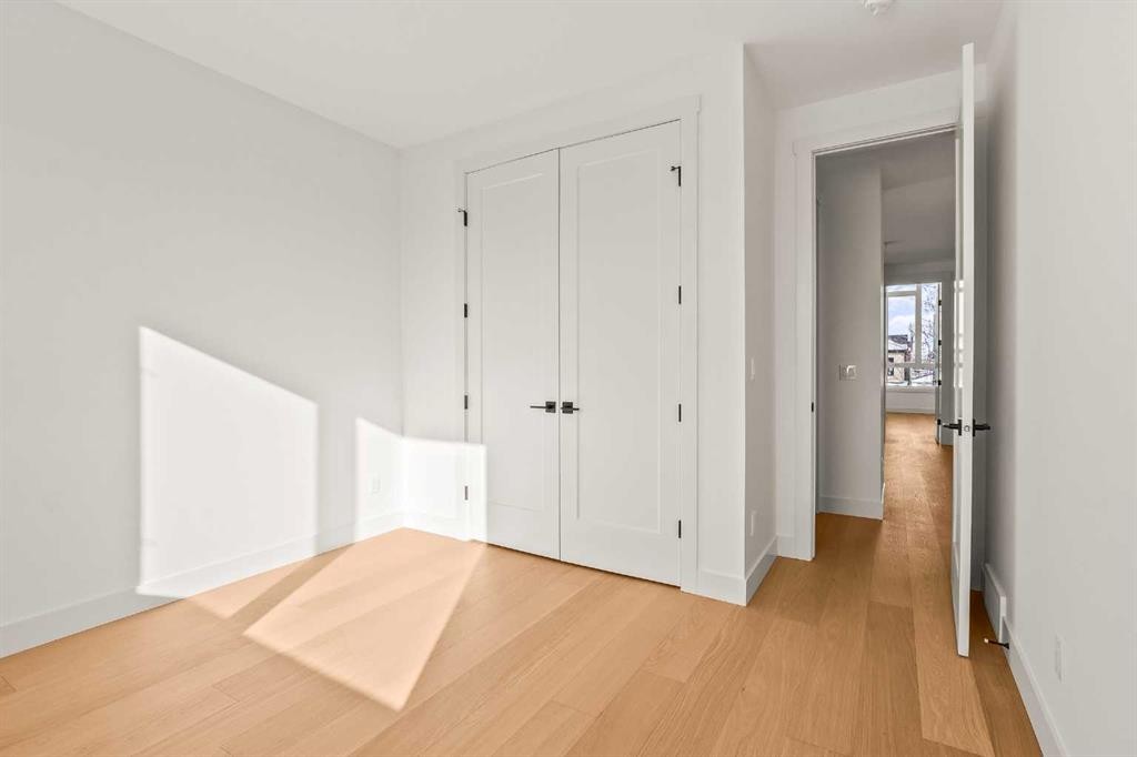 2421 25 Avenue Nw, Calgary, AB - Indoor Photo Showing Other Room