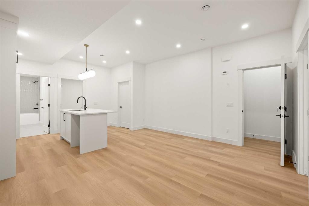 2421 25 Avenue Nw, Calgary, AB - Indoor