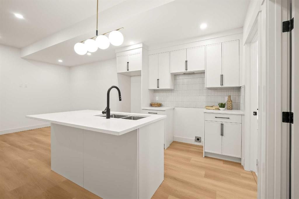 2421 25 Avenue Nw, Calgary, AB - Indoor Photo Showing Kitchen With Upgraded Kitchen