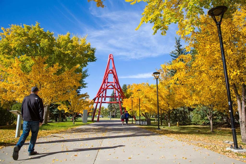 2421 25 Avenue Nw, Calgary, AB - Outdoor With View