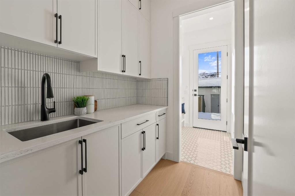 2421 25 Avenue Nw, Calgary, AB - Indoor Photo Showing Kitchen