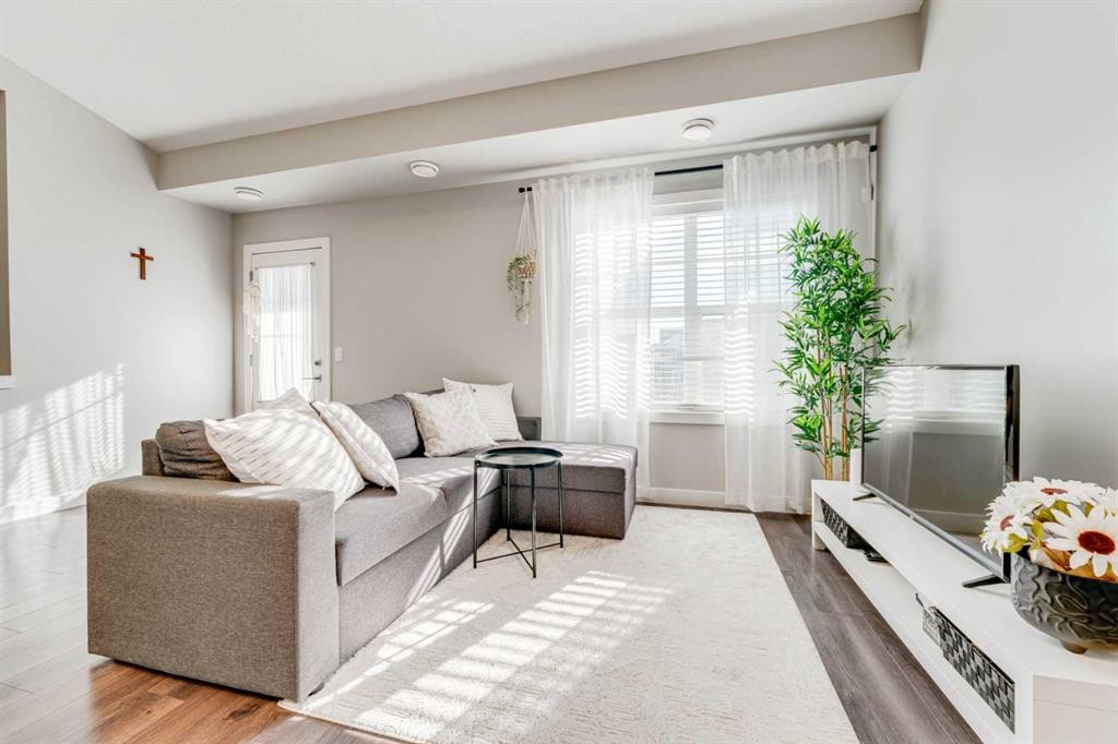 165 Evanscrest Gardens Nw, Calgary, AB - Indoor Photo Showing Living Room