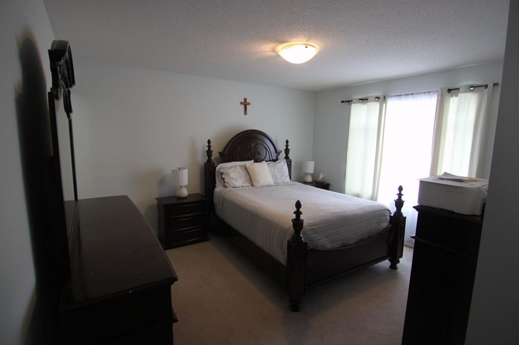 337 Copperpond Landing Se, Calgary, AB - Indoor Photo Showing Bedroom