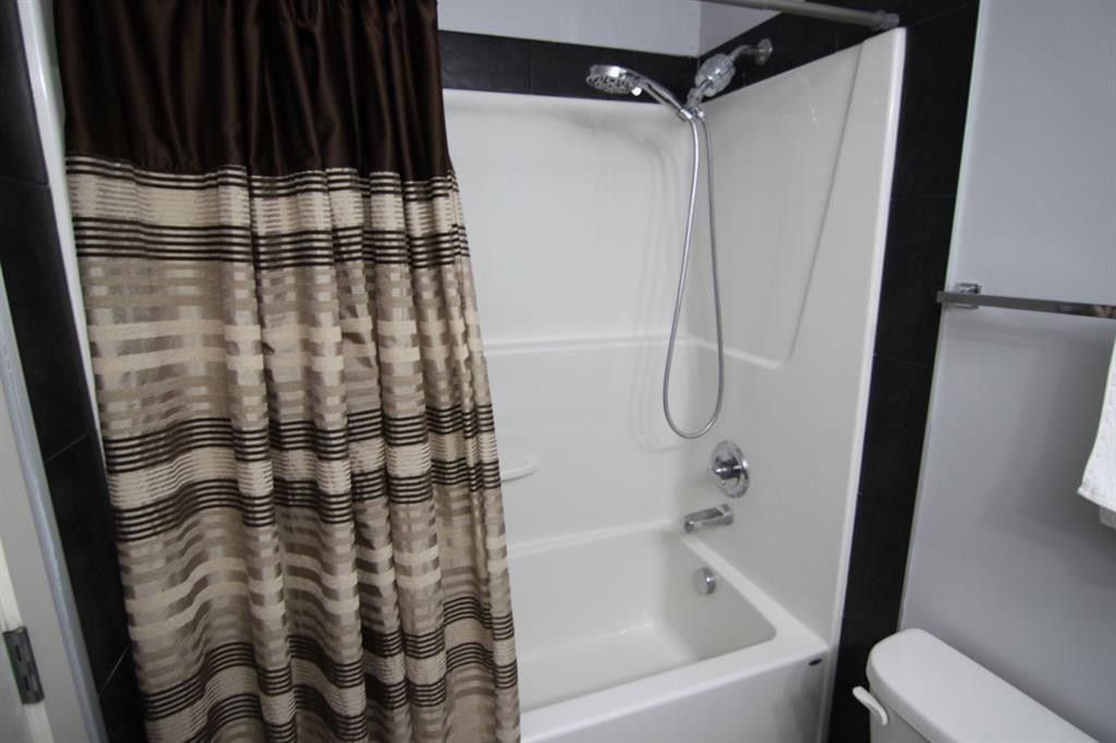 337 Copperpond Landing Se, Calgary, AB - Indoor Photo Showing Bathroom