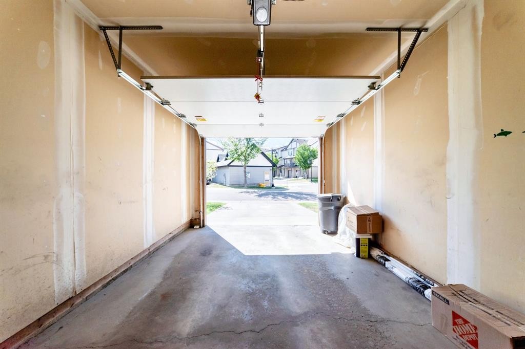 337 Copperpond Landing Se, Calgary, AB - Indoor Photo Showing Garage