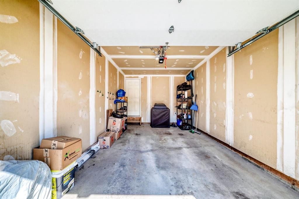 337 Copperpond Landing Se, Calgary, AB - Indoor Photo Showing Garage