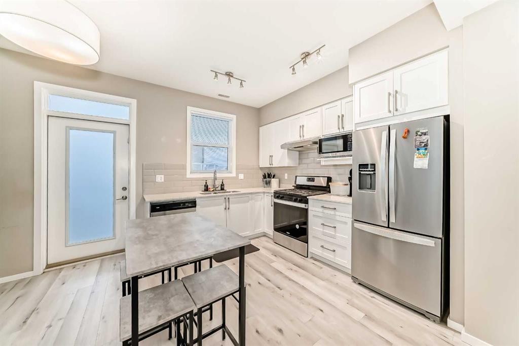 202-245 Redstone Walk Ne, Calgary, AB - Indoor Photo Showing Kitchen