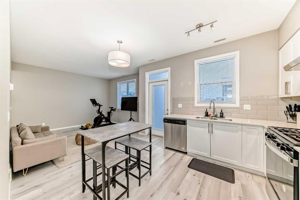 202-245 Redstone Walk Ne, Calgary, AB - Indoor Photo Showing Kitchen