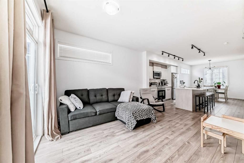 76 Walgrove Common Se, Calgary, AB - Indoor Photo Showing Living Room