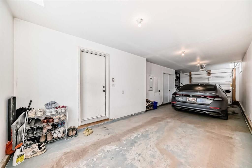 76 Walgrove Common Se, Calgary, AB - Indoor Photo Showing Garage