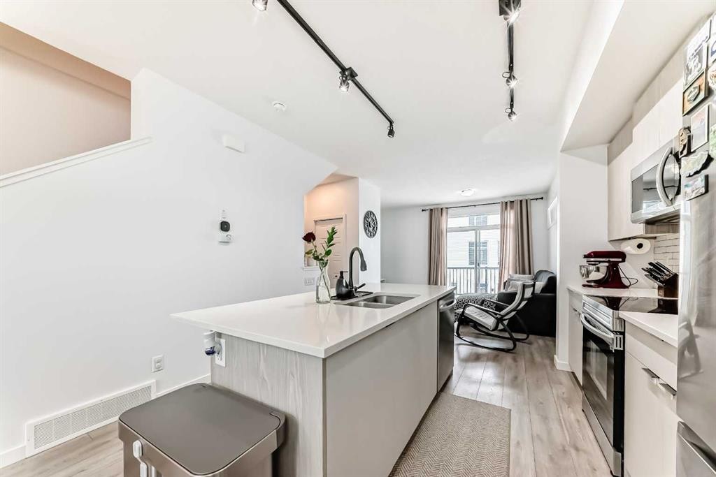 76 Walgrove Common Se, Calgary, AB - Indoor Photo Showing Kitchen With Double Sink