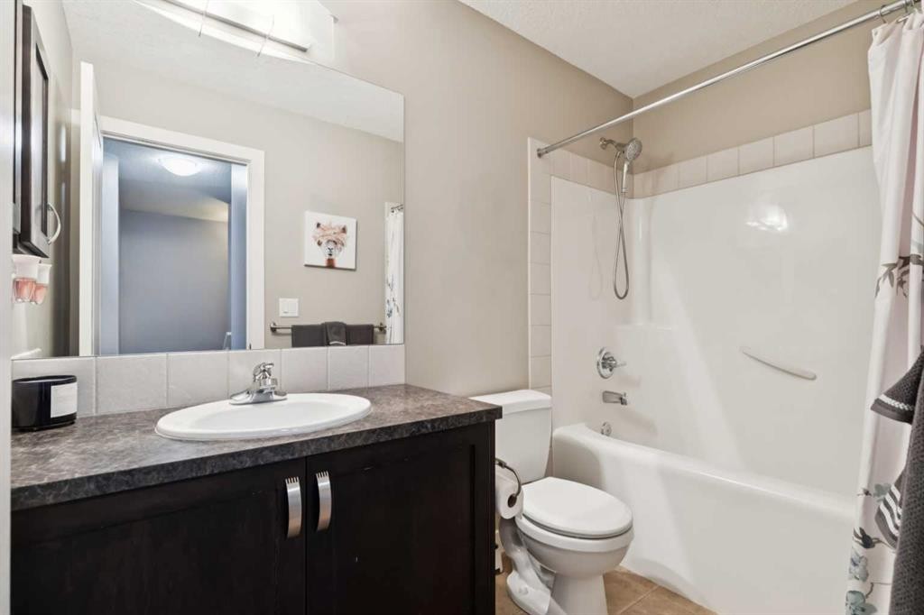 231 Prestwick Point Se, Calgary, AB - Indoor Photo Showing Bathroom