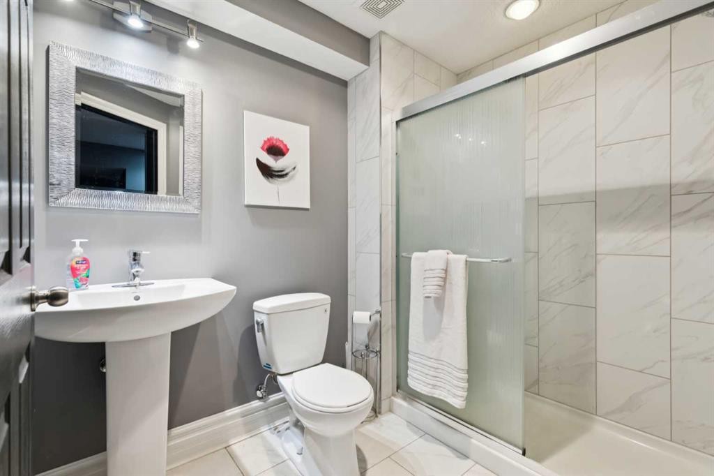 231 Prestwick Point Se, Calgary, AB - Indoor Photo Showing Bathroom