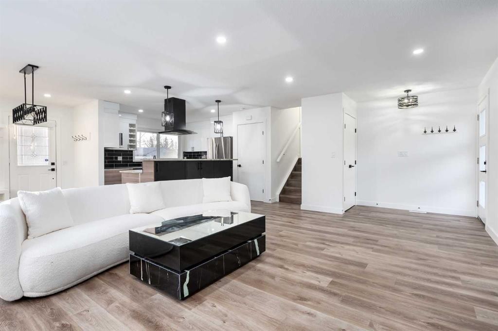 6163 Penworth Road Se, Calgary, AB - Indoor Photo Showing Living Room