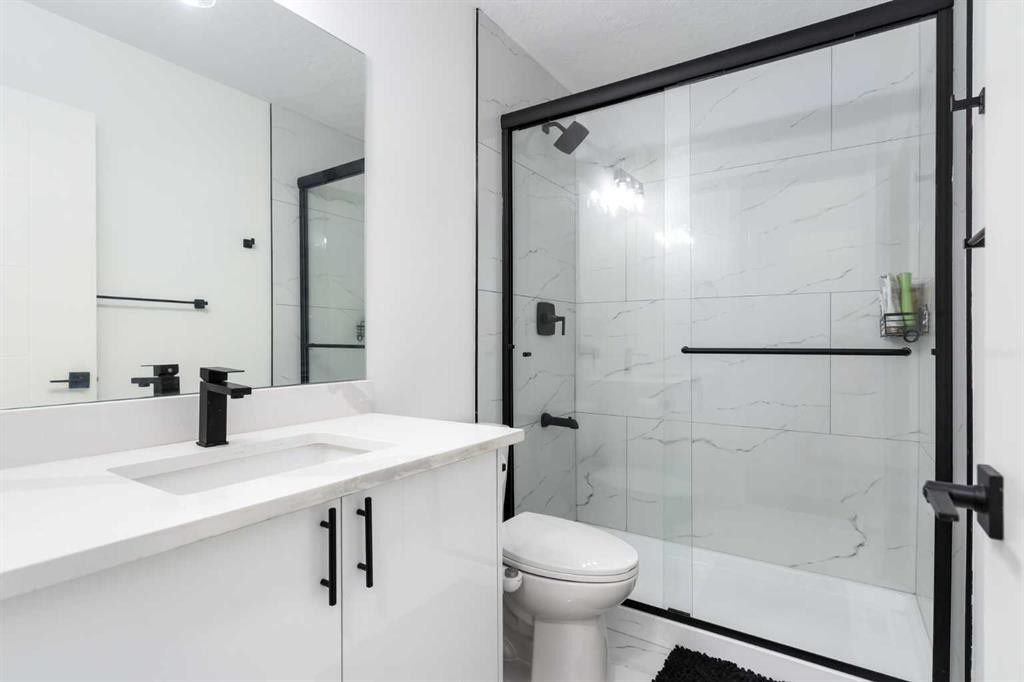 6163 Penworth Road Se, Calgary, AB - Indoor Photo Showing Bathroom