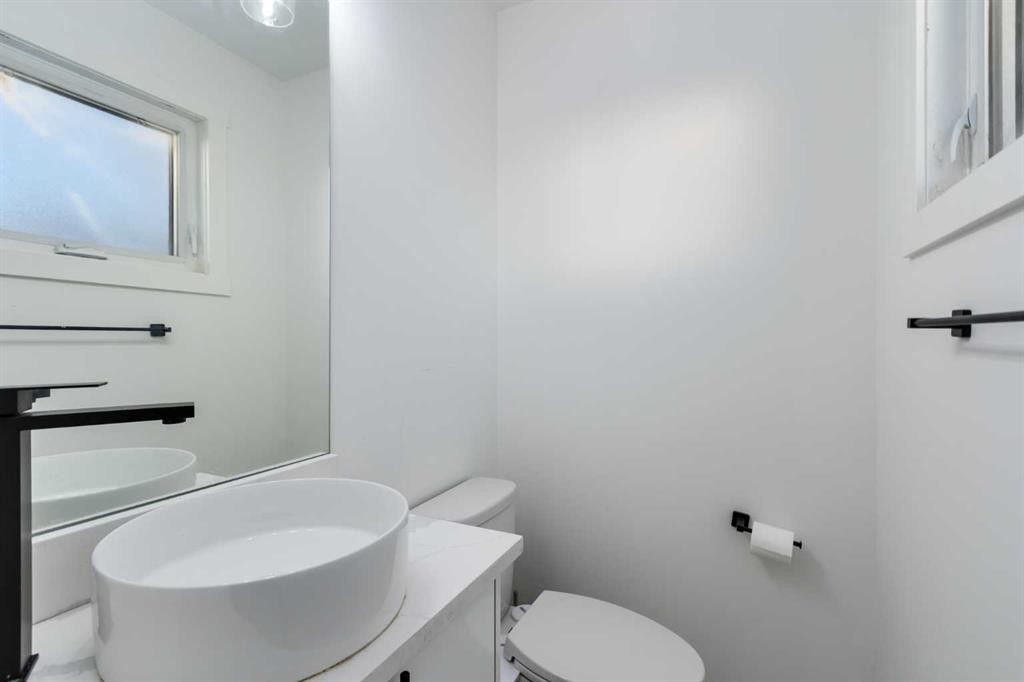 6163 Penworth Road Se, Calgary, AB - Indoor Photo Showing Bathroom