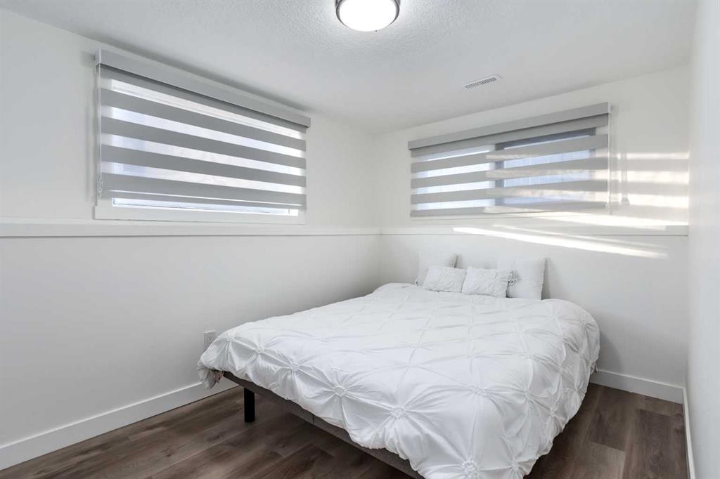 6163 Penworth Road Se, Calgary, AB - Indoor Photo Showing Bedroom